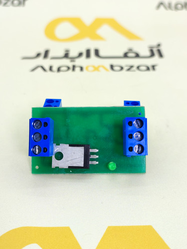 برد مبدل ولتاژ ۱۴ به ۱۲ ولت DC با قطعه رگولاتور و ترمینالهای پیچی