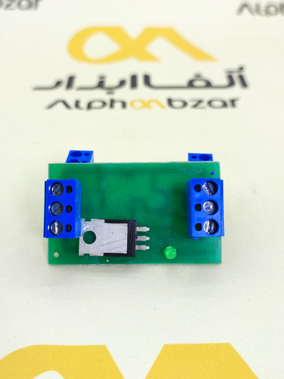 برد مبدل ولتاژ ۱۴ به ۱۲ ولت DC با قطعه رگولاتور و ترمینالهای پیچی